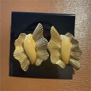 vintage 1980s gold-tone earrings /butterfly design yellow glitter center.